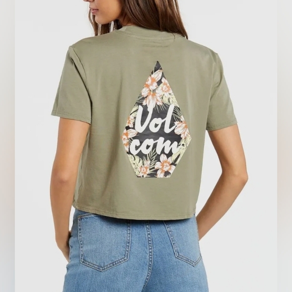 Volcom Tops - Women's Volcom Pocket Dial short sleeve crop shirt - sold out